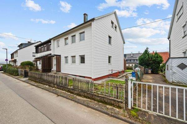 Ansicht Nord-West mit Vorgarten