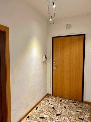 Bozen Zentrum, Nähe Universität, Investitionsobjekt, Studenten-WG geeignet, 4. Stock mit Aufzug, Große Wohnküche, Kleine Terrasse, 4 große Schlafzimmer, 2 Balkone, Großes Badezimmer, Abstellkammer, Keller inklusive, Gemeinschaftlicher Dachboden, Hohe Miet