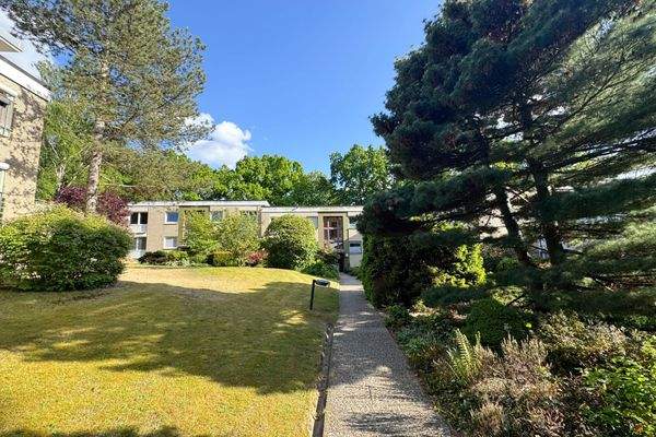 mit 9 dazugehörenden Häusern