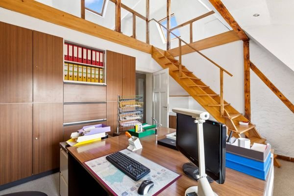18626 - Villa - Büro 2. OG mit Blick auf den Spitzboden (2)