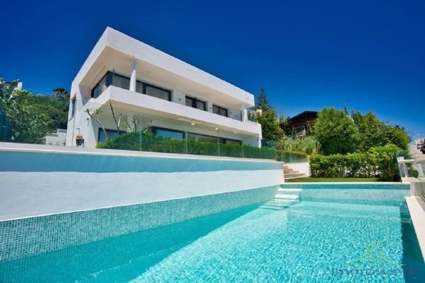 Villa mit Pool in Spanien