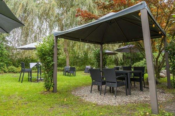 Ruhiger Außenbereich mit aufgestellten Sitzgruppen