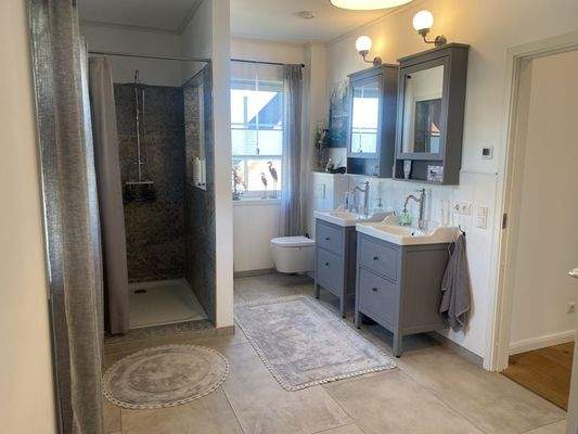 OG: grosses Tageslichtbad