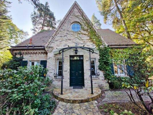 begrünte Hausfassade am Eingang