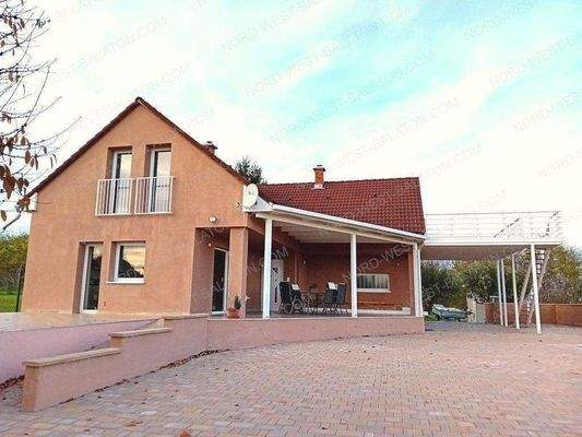 Außenansicht mit überdachter Terrasse