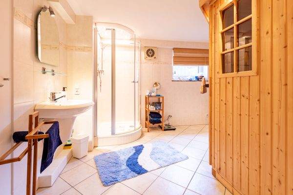 Saunaraum mit Dusche