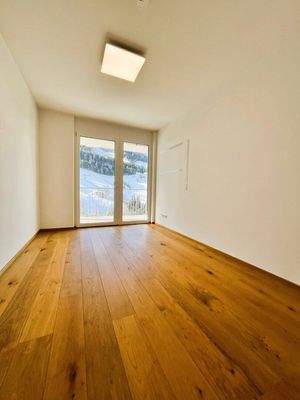 Schlafzimmer mit ca. 12m² und Zugang zu Balkon