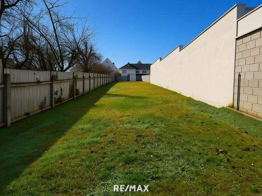 Grundstück oberhalb der Garage