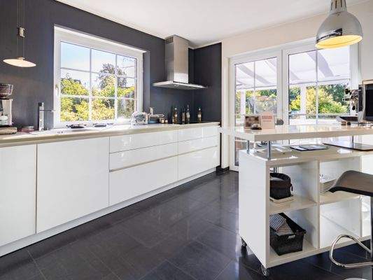 Moderne Küche mit Terrassenzugang