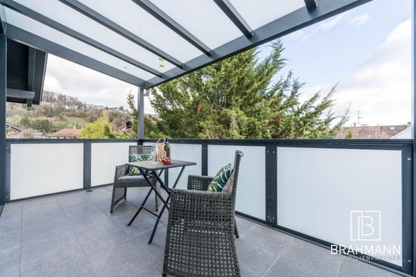 Überdachte Terrasse mit Blick ins Grüne