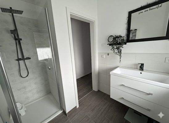 Gäste-Badezimmer mit Dusche