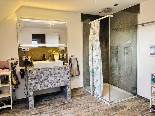 Komfortbad mit bodengleicher Dusche (Haupthaus DG)