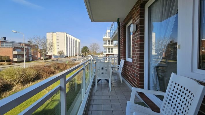 Balkon mit Fernblick zum Deich