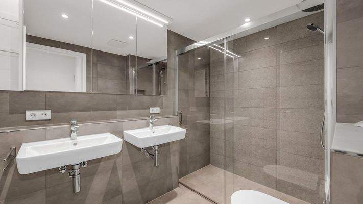 Badezimmer mit bodengleicher Dusche