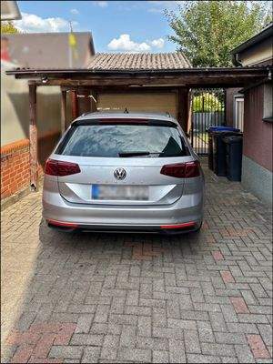 Einfahrt mit Garage und Gartenzugang