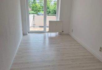 Helles Wohnzimmer mit Balkon