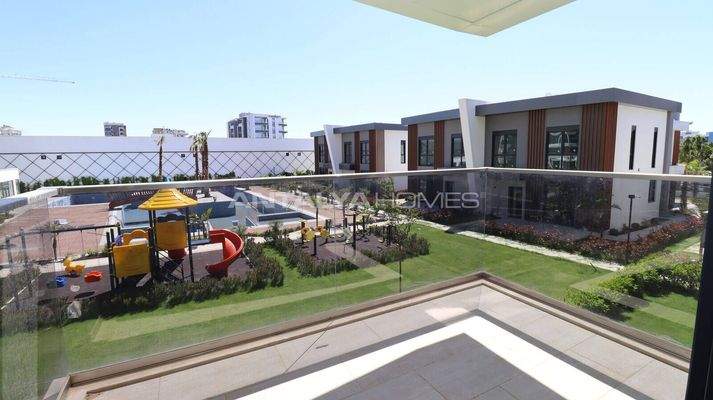 Flats in Complex near Main Street in Antalya Altintas