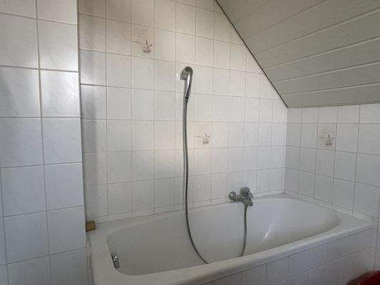 Badezimmer mit Badewanne im OG