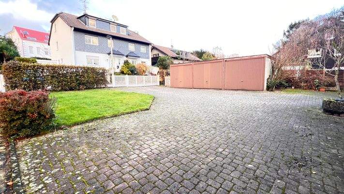 Hof mit Garagen vor den Häusern
