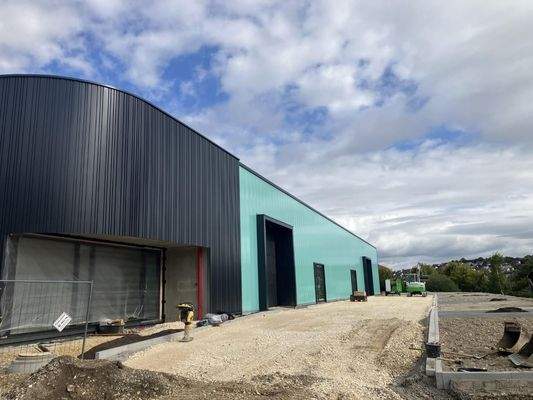 Zufahrt + Parkplätze