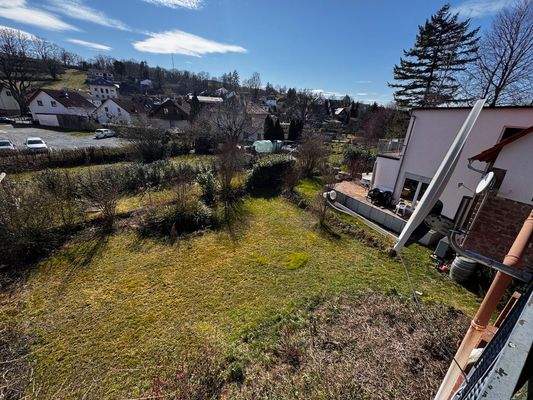 Gartenansicht mit Nachbar