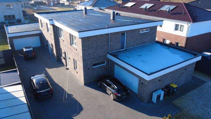 Vordere Haushälfte mit Doppelgarage