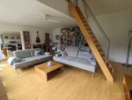 Wohnzimmer mit Zugang zum Büro im DG