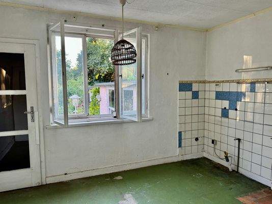 Küche mit Ausgang zum Garten