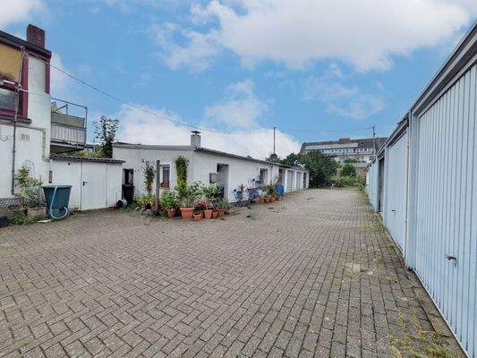 Blick zum Nebengebäude mit Wohneinheit