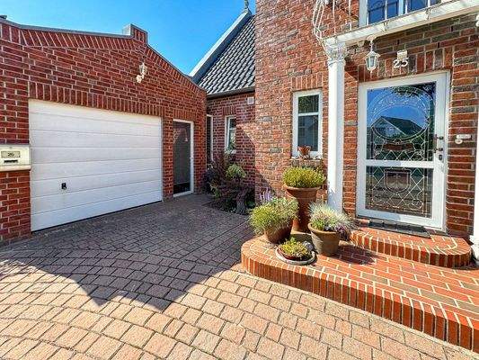 Der Hauseingang mit Garage