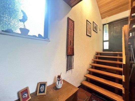 Blick nach oben zur Haustür: