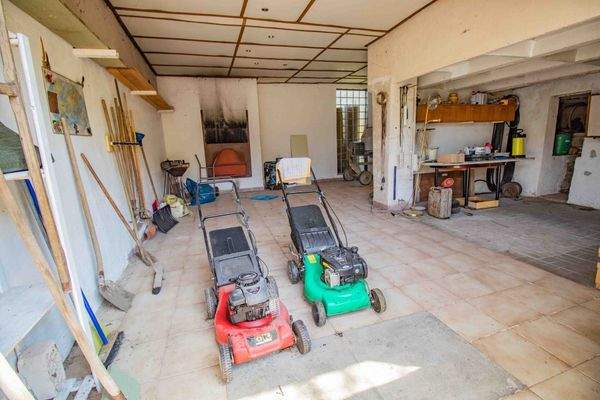 große Garage mit Werkstatt