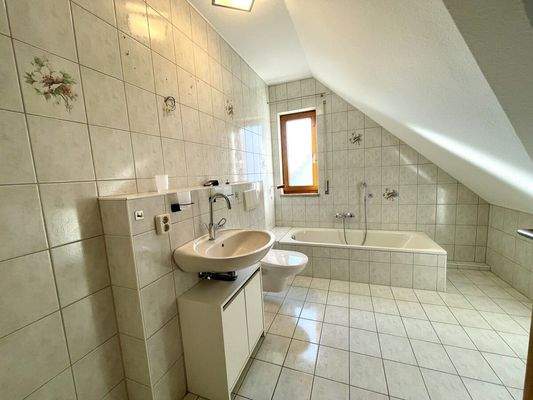 Bad mit Fenster, Wanne...