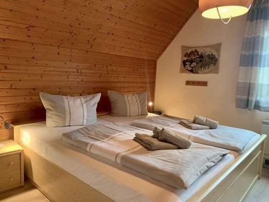 Schlafzimmer mit Doppelbett