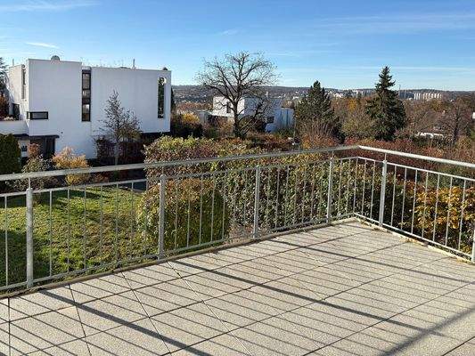Großzügiger, sonniger Balkon mit toller Aussicht