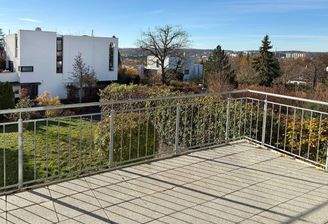 Großzügiger, sonniger Balkon mit toller Aussicht