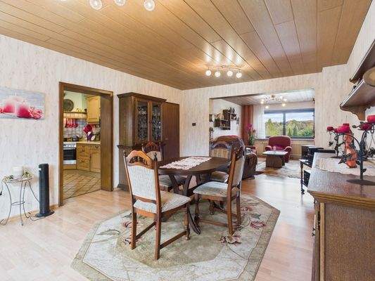 Wohn-Esszimmer hell und geräumig