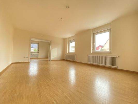 Das große und helle Wohnzimmer mit Blick zum Essbereich