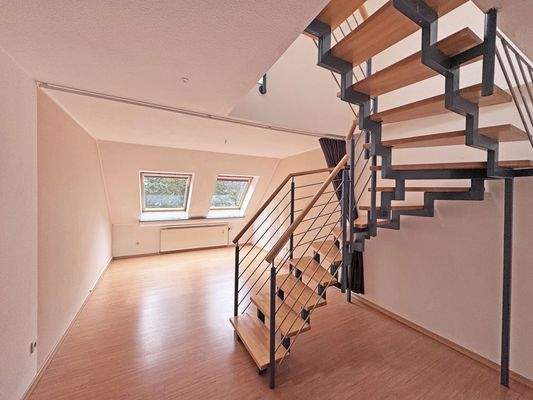 Zimmer mit Zugang zum Dachboden