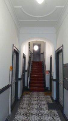 04. Treppenhaus mit Fahrstuhl