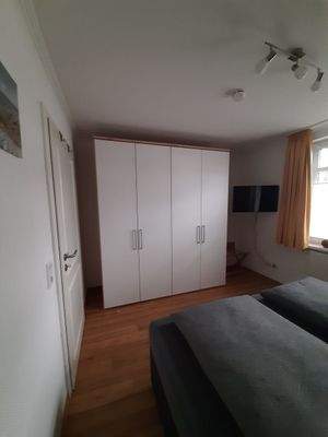 Schlafzimmer mit TV .jpeg