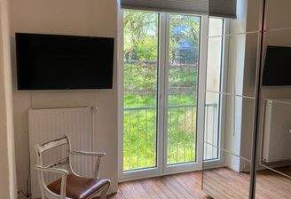 Helles Schlafzimmer mit Balkon