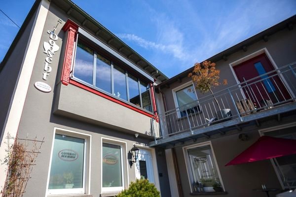 Eingang zur Betreiberwohnung mit Balkon 