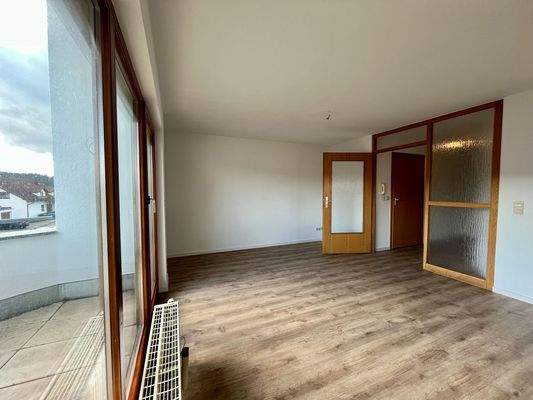 Helles Wohnzimmer mit Balkon