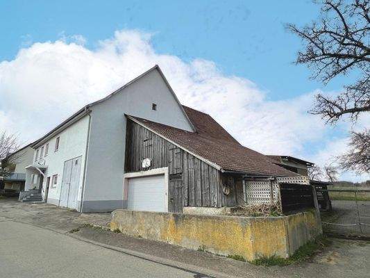 Ansicht mit Scheune+Garagen