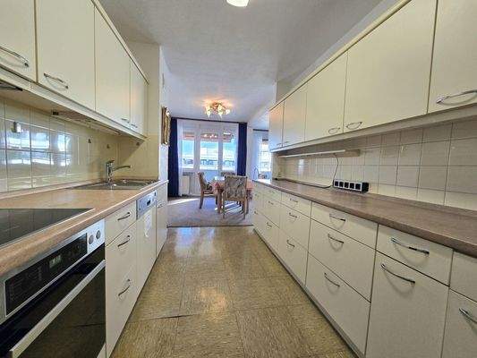 Küche mit Einbauküche