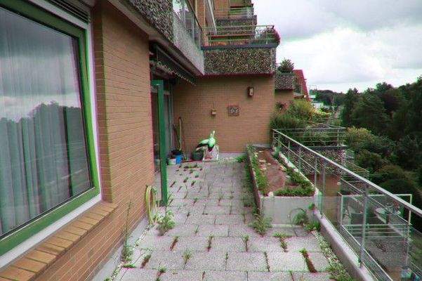 Blick von links auf die Terrasse