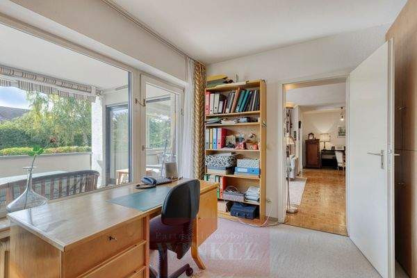 Arbeitszimmer vorm Balkon gelegen zum Wohnzimmer hin