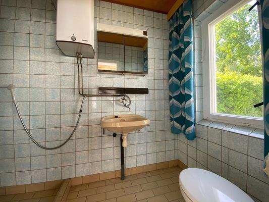 Rustikales Bad mit gefliester Dusche