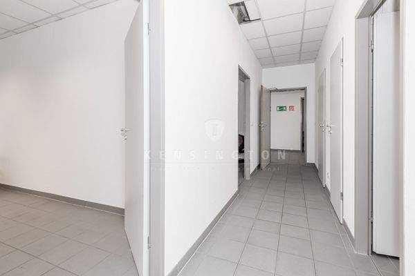 Flur, WC-/Bürozugänge OG